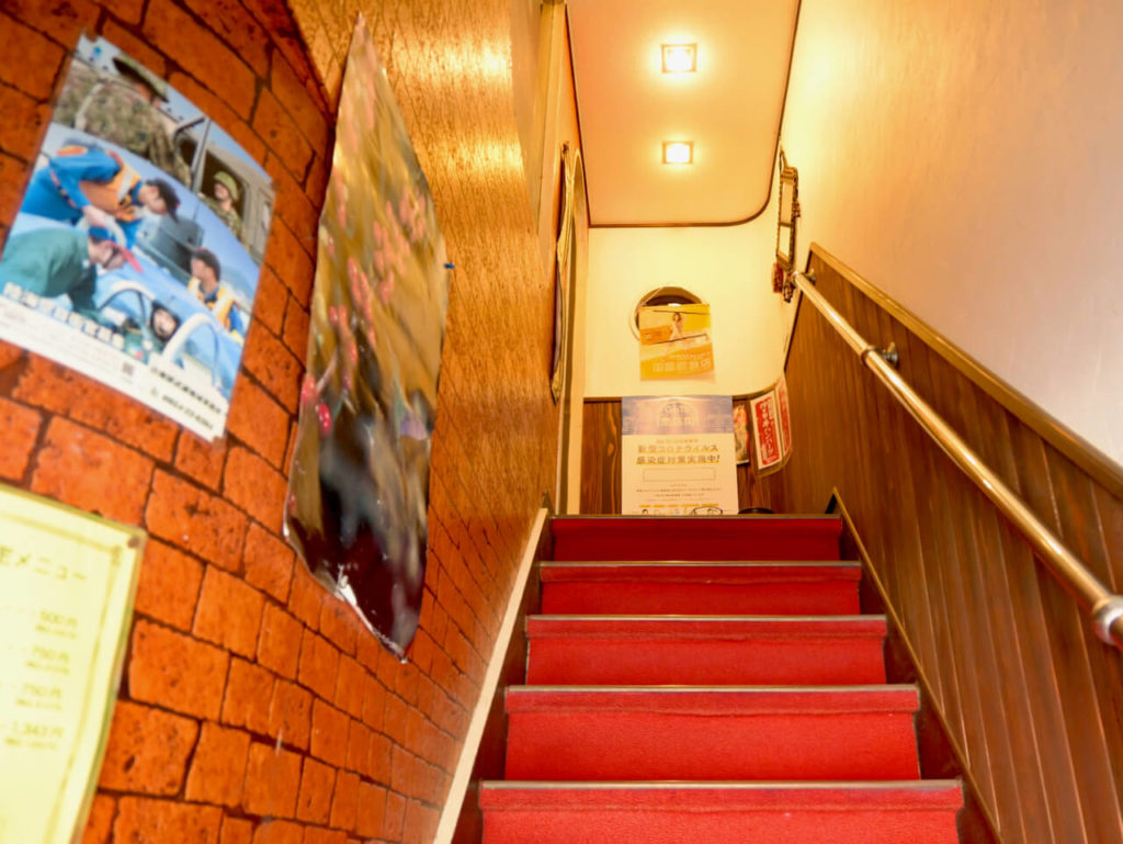 赤じゅうたんの階段｜伊万里ロジエ